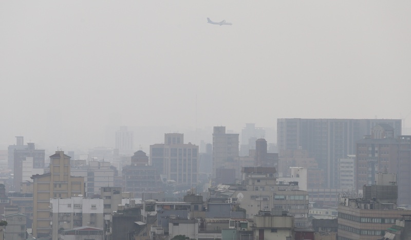 環保署表示，中國沙塵17日晚間將伴隨東北季風影響台灣空氣品質，預估西半部地區多為橘色提醒等級、局部地區更可能達紅色警示，提醒民眾注意。(資料照／中央社)