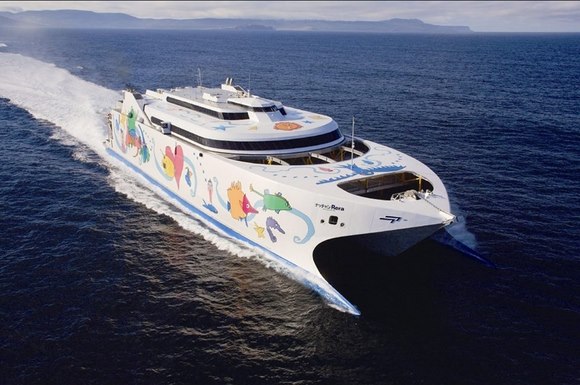 台北港往返平潭，成兩岸海上新熱線。圖為台灣「麗娜輪」行駛「台北港-平潭」航線的情形。(台灣港務公司提供)