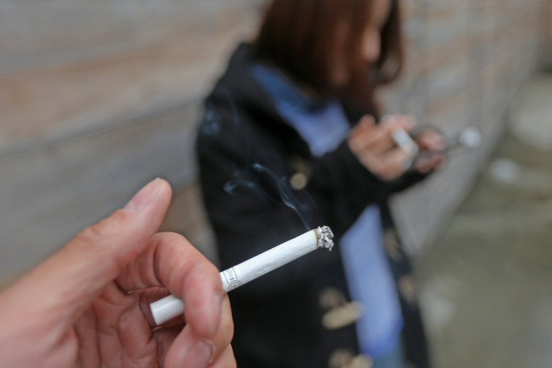 歐洲疾病預防管制中心25日引述科學研究表示，吸菸恐使人較容易受到冠狀病毒引發的嚴重併發症傷害，儘管當前可用數據依然有限。（注意吸菸有害健康）(圖：中央社)