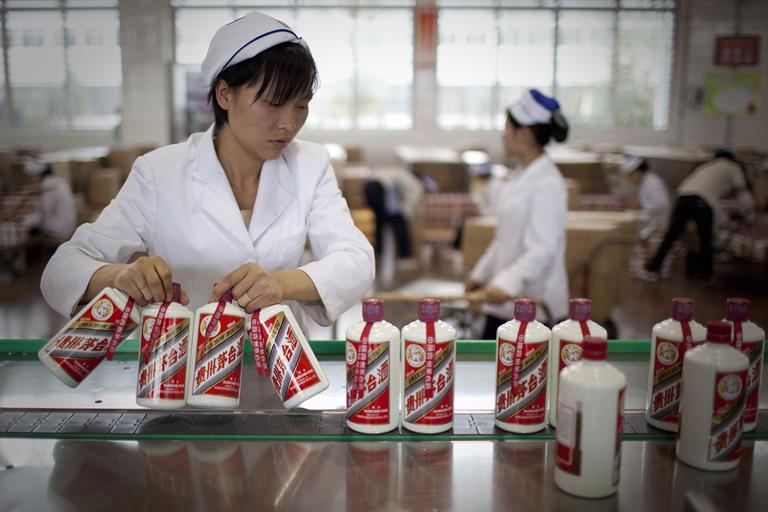 中國大陸白酒龍頭貴州茅台日前公告招聘337名製酒工人，吸引數十萬人報名，官網更湧入近500萬人次瀏覽。除了薪資高，貴州茅台如今股價達人民幣484元，穩坐陸股股王，也是原因。(網路圖片)