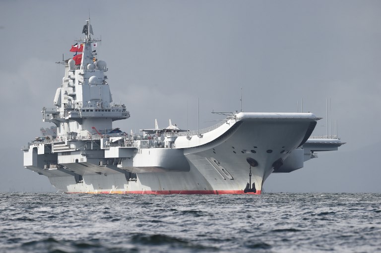 中國在境內疫情趨緩後，趁世界忙於抗疫之機，升高在區域的強勢作為，除大舉逮捕香港民主派、在台灣周邊進行武力脅迫，在南海同樣動作頻頻。圖為中國大陸航空母艦遼寧號 (AFP)