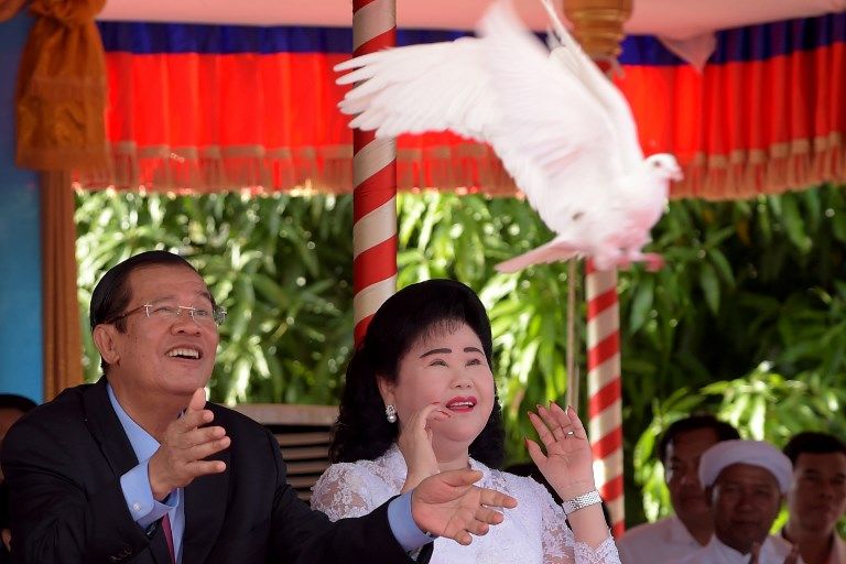 柬埔寨總理洪森(Hun Sen)和他的妻子7日在紀念赤棉政權(Khmer Rouge)垮台39週年典禮上，釋放和平鴿。(AFP)