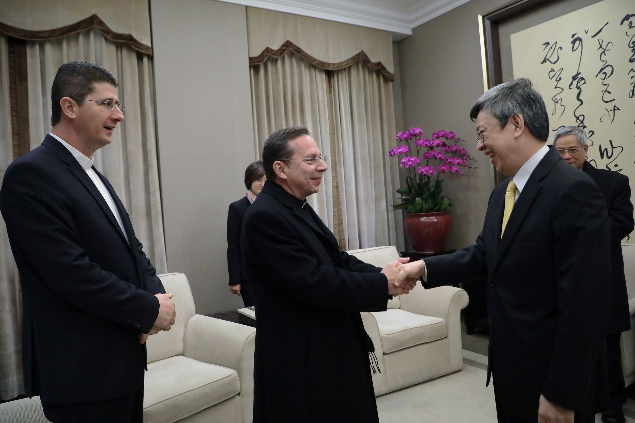 副總統陳建仁今天(12日)上午接見天主教主業會(Opus Dei)副總監范子安(Mariano Fazio)蒙席。副總統表示，台灣未來仍會以實際行動持續響應教宗的呼籲，進行國際慈善人道救援。(圖：總統府提供)