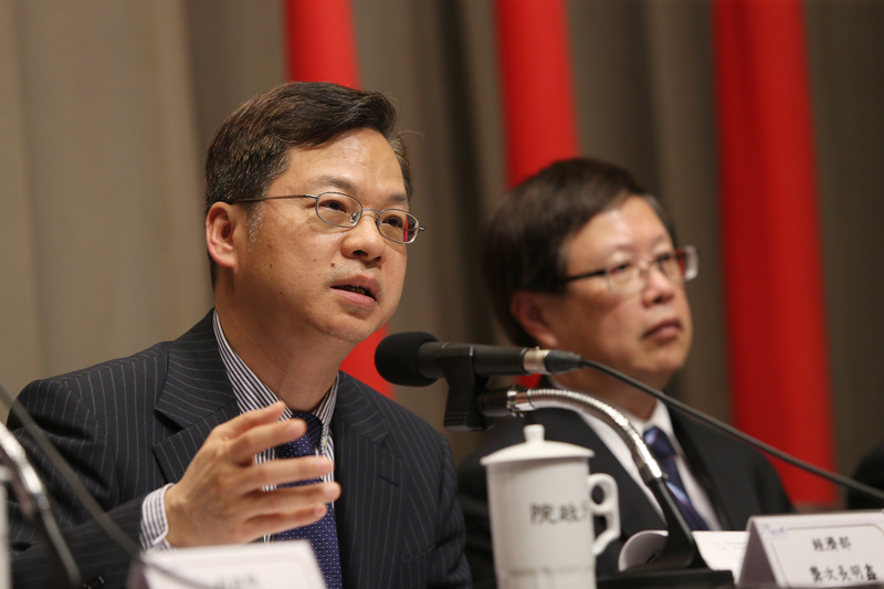 行政院4日舉行院會，經濟部次長龔明鑫（左）、財政部次長吳自心（右）等人在會後記者會，回答有關美國稅改對台灣的影響和因應之道。<br />(圖：中央社)