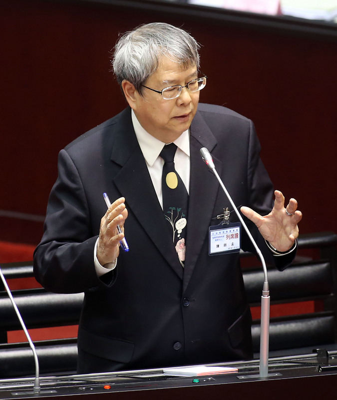 監察委員被提名人陳師孟（圖）15日在立法院表示，前總統陳水扁所涉及的龍潭案等4個定讞的案子都有程序上的不正義，若依照正常程序、用正常的法律見解來判，陳水扁應該是沒有貪污。<br />(圖：中央社)