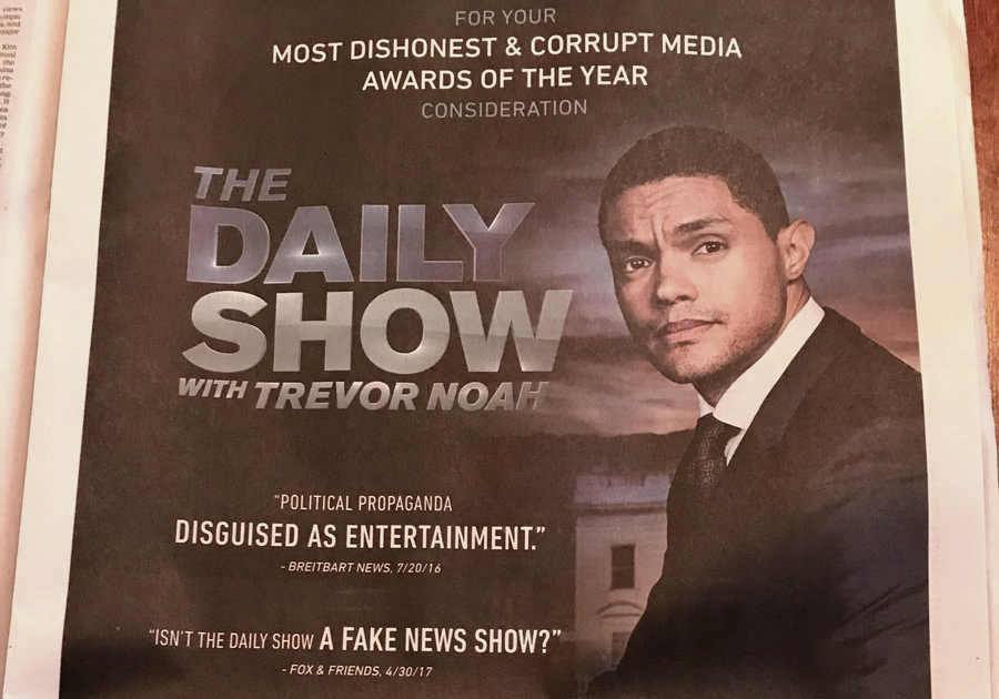 美國喜劇中央頻道(Comedy Central)節目「每日秀」在「紐約時報」(NYT)刊登「供您參考」全版廣告，希望川普可以考慮讓「每日秀」獲獎。(圖取自推特)