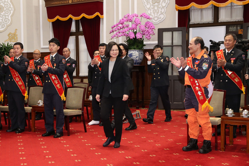 總統蔡英文（前中）19日上午在總統府接見106年鳳凰獎楷模得獎人。<br />(圖：中央社)