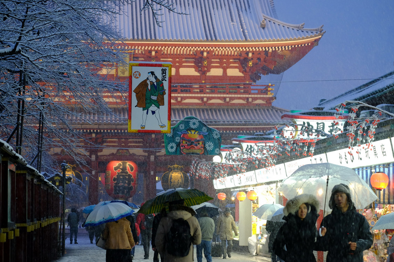 美媒評比最棒國家，亞洲以日本居首。圖為遊客行走在淺草寺的仲見世通。(圖：中央社檔案照片)