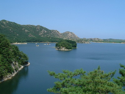 北韓金剛山是著名的觀光景點。(取自維基百科)