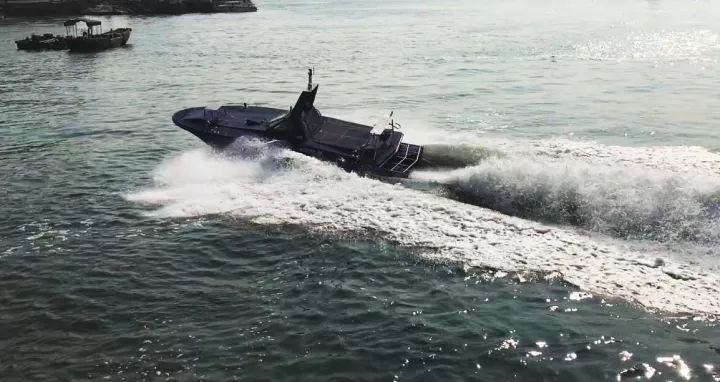 日媒今天(25日)引述日本政府相關人士披露，美軍計劃正式在沖繩縣的美軍基地，配備先前試驗性部署的ALPV無人艇，負責在日本西南群島地區補給物資。（示意圖/網路圖片）