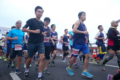 2016台北國道馬拉松20日在國道一號汐止-五股高架段熱鬧起跑，包括菁英馬拉松組、半程馬拉松組、10公里組，共有1萬2千名跑者共襄盛舉。<br />(圖：中央社)