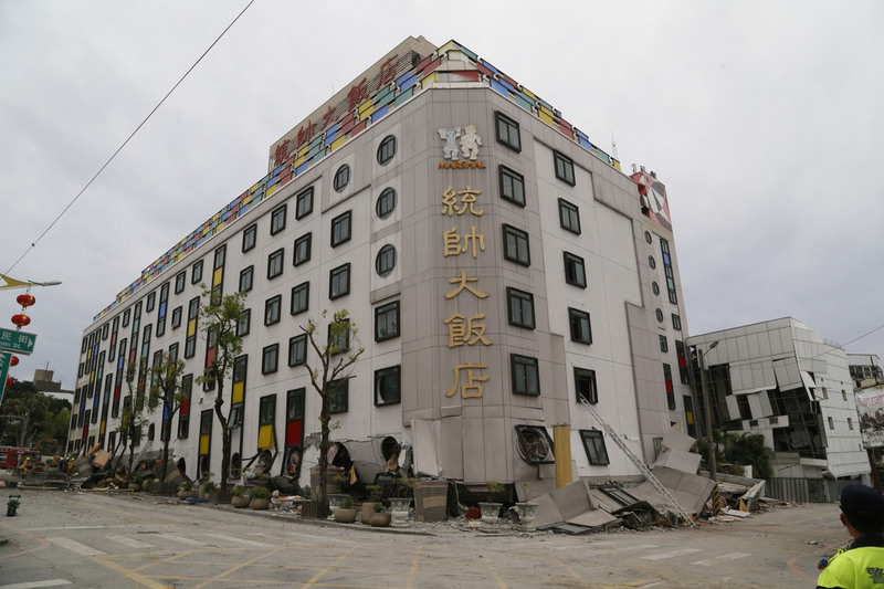 花蓮地區6日深夜強震，造成多棟大樓傾斜，災情嚴重的統帥大飯店原來有11層樓高，因地震導致1到3樓塌陷被埋。<br />(圖：中央社)