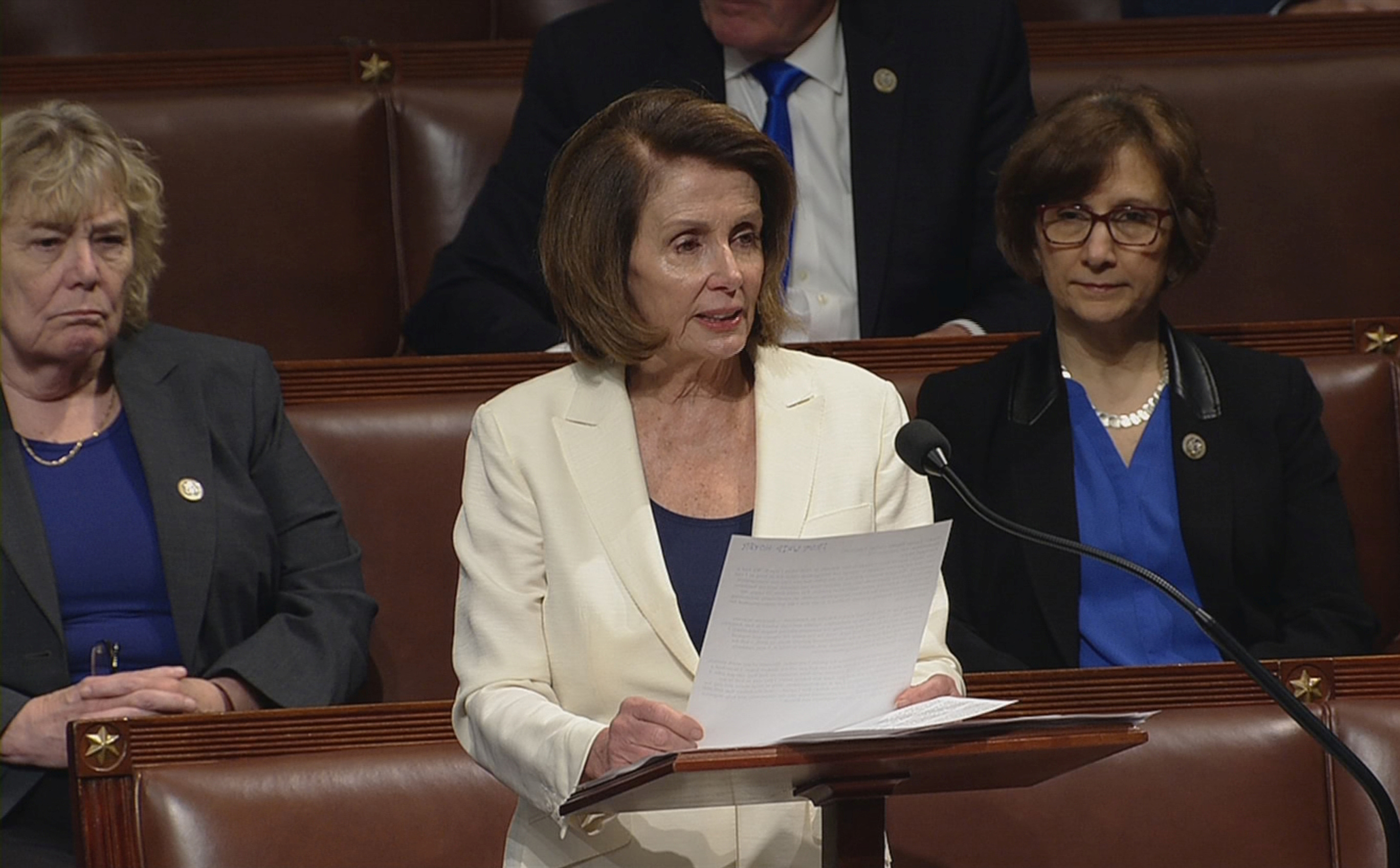 美國眾議院少數黨領袖裴洛西(Nancy Pelosi)7日創下紀錄，在眾院發表了至少108年以來最漫長的一次演說，就保護年輕無證移民免遭遣返進行逾8小時的演講。 (路透社/達志影像)