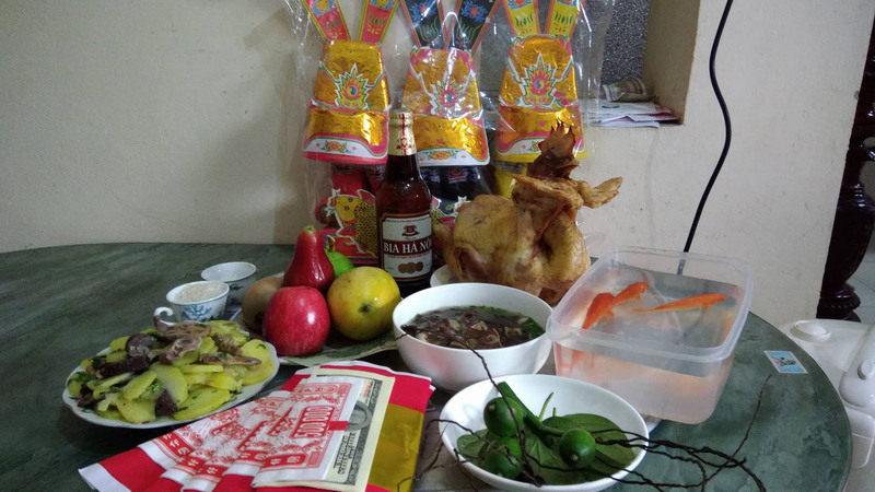 農曆12月23日是越南灶神節，當地家家戶戶都準備一頓豐盛的飯，向灶神祭拜，之後將放生紅鯉魚，讓灶神騎著上天。<br />(圖：中央社)