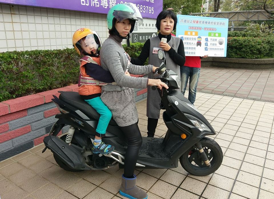 號稱可保幼兒安全的「機車安全帶」，其實潛藏風險（張德厚攝）