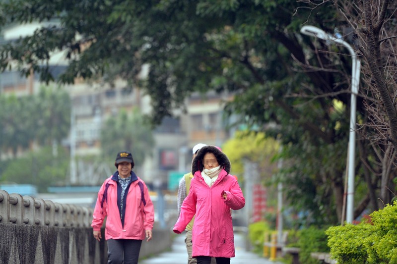 中央氣象局提醒，隨著寒流南下，26日下午開始各地氣溫將明顯下降，入夜後台南以北、宜蘭及澎湖氣溫會降到11至14度，提醒民眾注意保暖。<br />(圖：中央社)