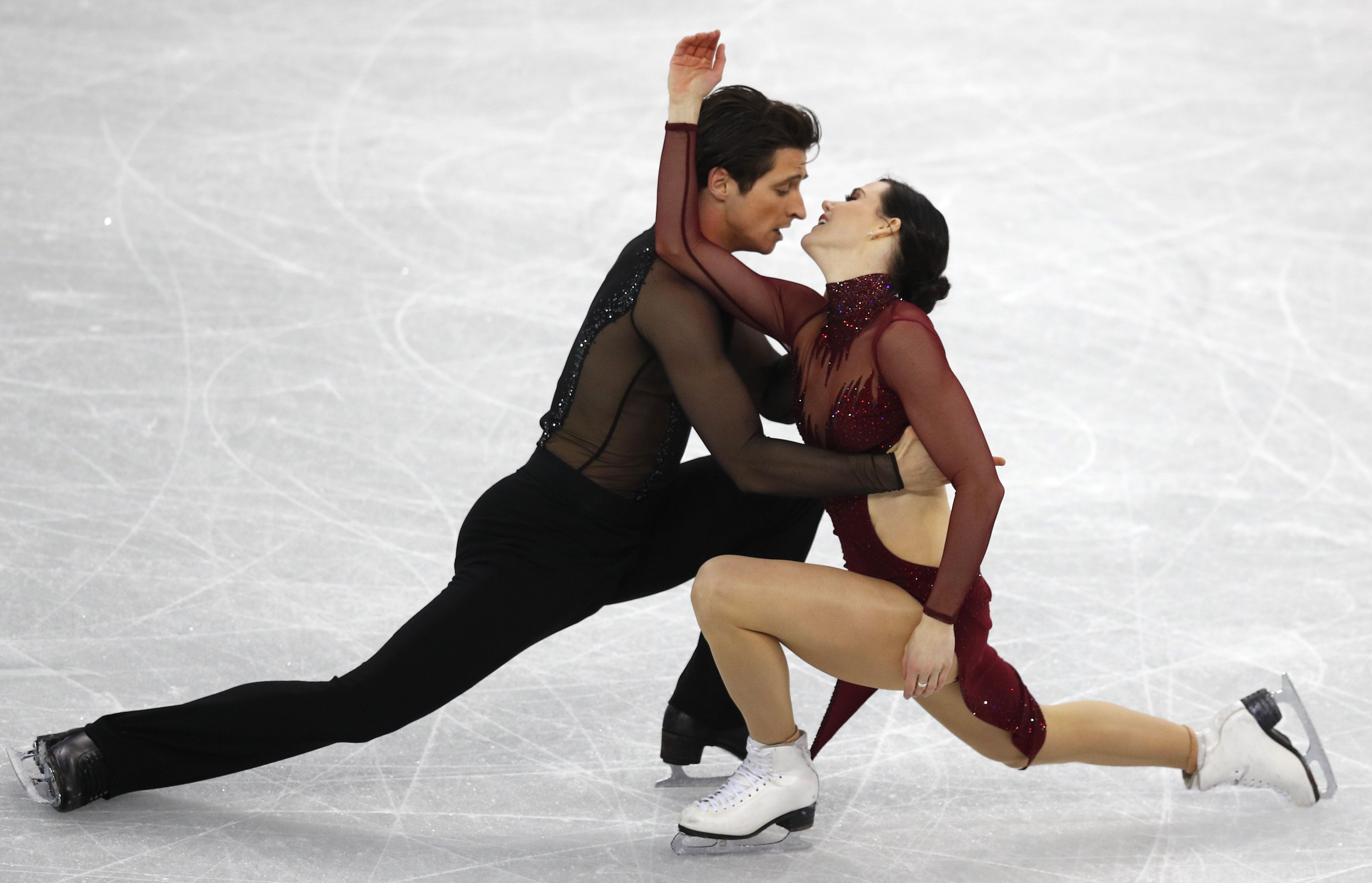 加拿大雙人冰舞明星組合薇楚(Tessa Virtue)和莫伊爾(Scott Moir)20日在平昌冬季奧運出神入化的演出，讓兩人以破紀錄總分拿下金牌。(路透社/達志影像)