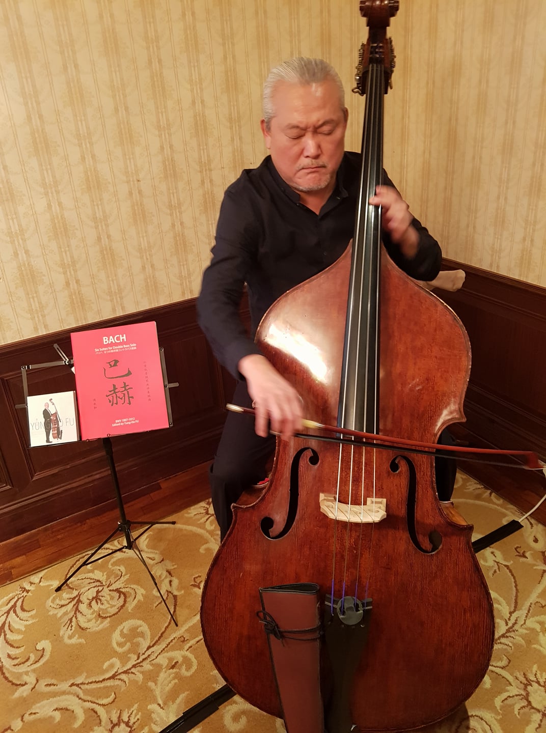 台灣低音提琴家傅永和出版並演出自己改編的巴哈低音提琴無伴奏組曲琴譜，受到國內外低音提琴家高度矚目。（江昭倫 攝）