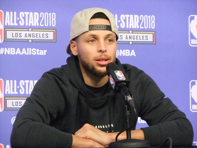 美國職籃NBA金州勇士隊神射手柯瑞因左手掌骨折接受手術，至少到明年2月才能重回球場。  (檔案照片/中央社)