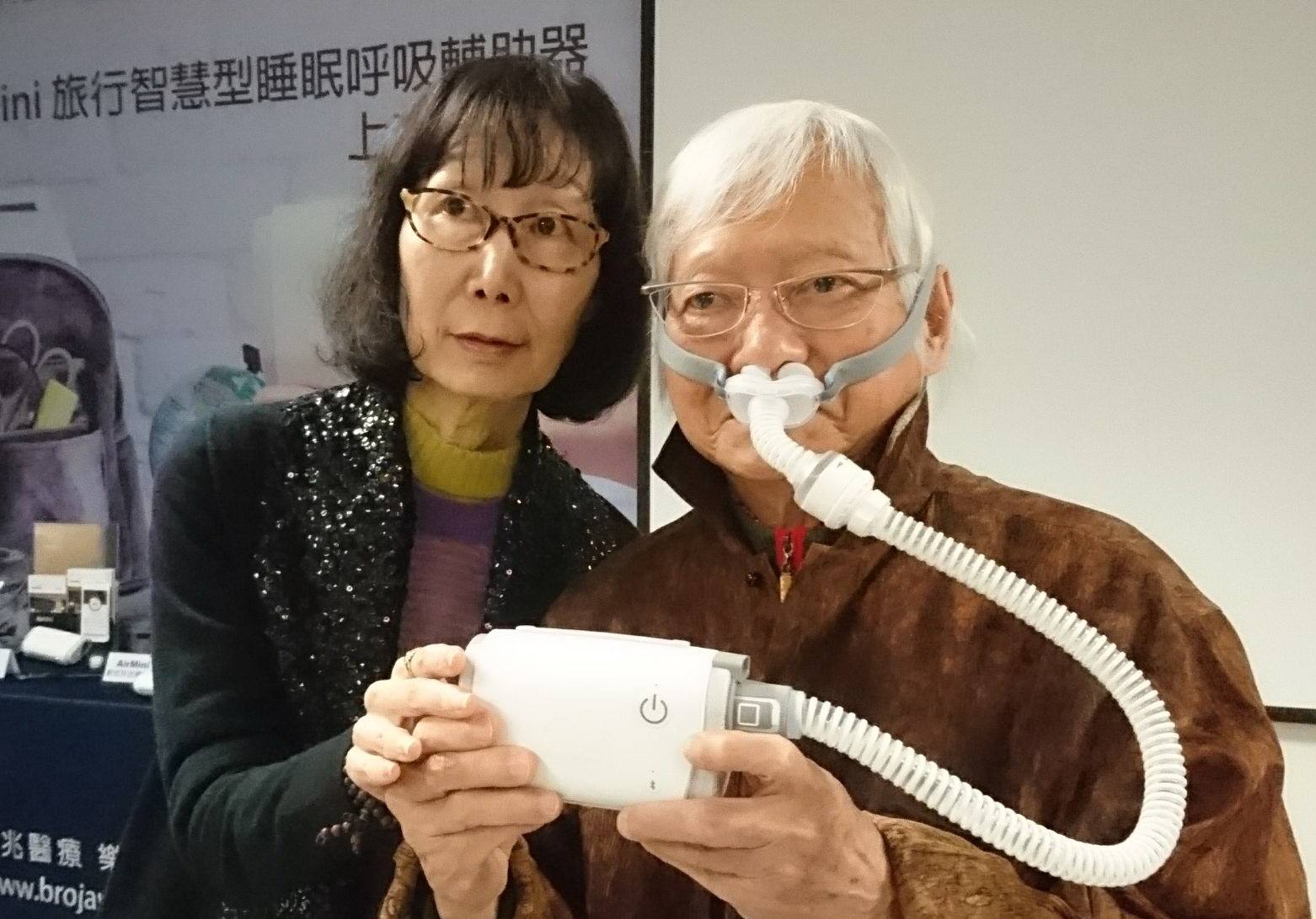配戴睡眠呼吸輔助器，可有效改善睡眠呼吸中止症。(張德厚 攝)