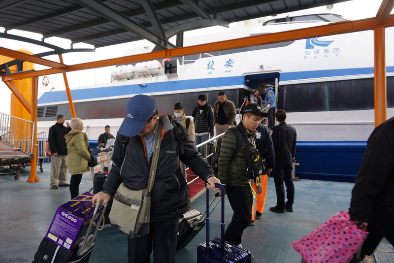 中國31日公告自8月1日起暫停47個城市大陸居民來台自由行。圖為小三通旅客。(資料照 / 中央社)