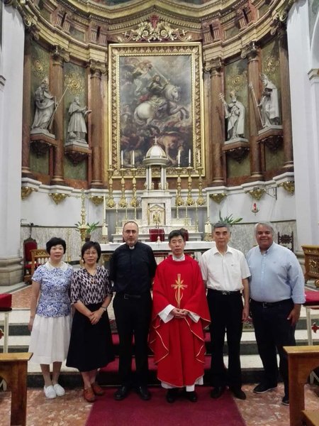 擁有教宗任命和中國政府雙重承認的海門教區主教沈斌(右3) (網路圖片)