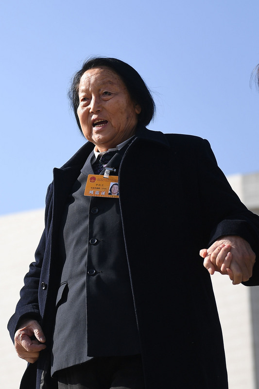 89歲的申紀蘭（圖），2日隨山西代表團抵達北京參加中國全國人民代表大會。申紀蘭是唯一連任13屆的全國人大代表，她的名言是「從來沒有投過反對票」。（中新社提供）<br />(圖：中央社)