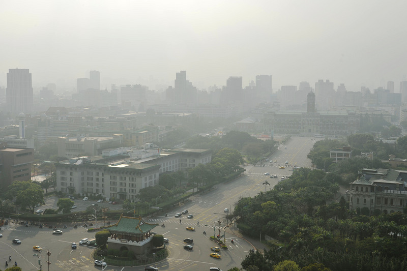 25日中北部民眾明顯感覺空氣品質差，台北101大樓在灰濛濛中，竹苗有民眾反映視線變差不敢騎機車載小孩。(圖：中央社)