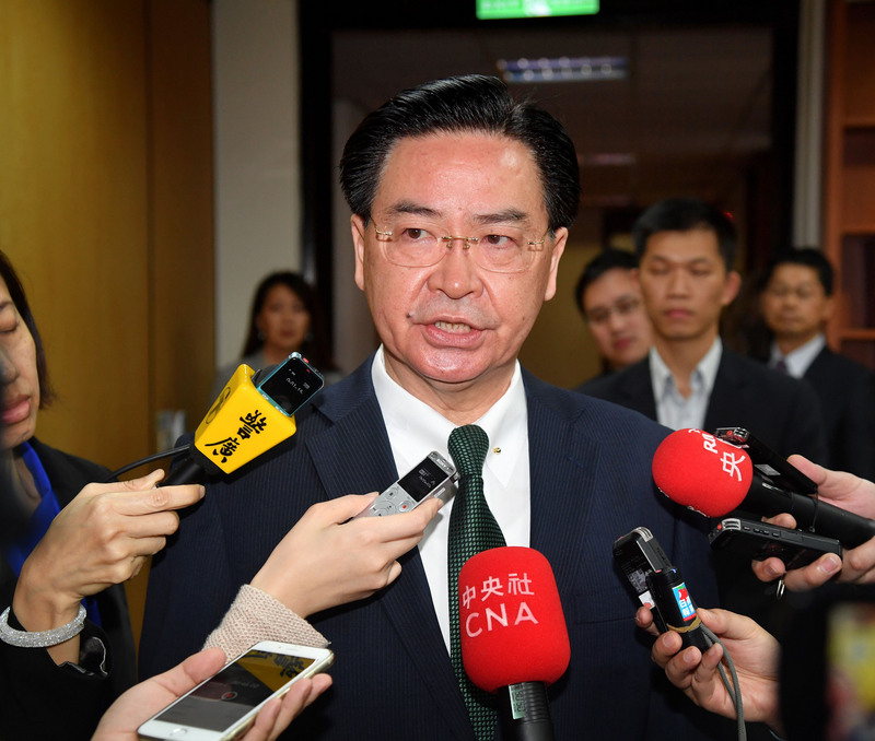 台灣娛樂漁船東半球28號3日和4日在台日重疊經濟海域內遭日本取締追趕；外交部長吳釗燮（中）5日表示，將以「毋枉毋縱」的態度處理，若日本方面有過度執法，會強烈抗議。<br />(圖：中央社)