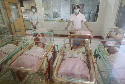 政院修法放寬育嬰留停規定， 多項友善育兒措施今上路。(資料照片/CNA)