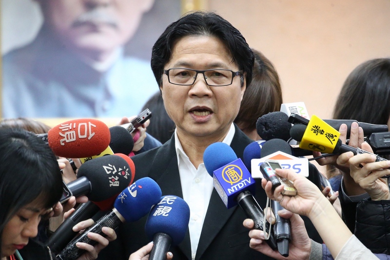 內政部長葉俊榮（中）12日在立法院受訪表示，內政部會不斷要求中華民國婦女聯合會組織民主改革、修改章程，以後就不會被一些人壟斷；黨產會也有黨產會的處理程序，現在就按法律程序走。<br />(圖：中央社)