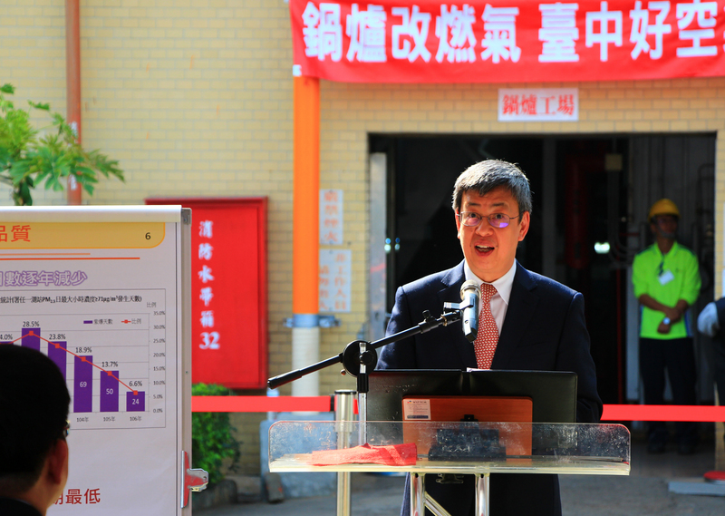 副總統陳建仁12日前往台中台灣菸酒公司烏日啤酒廠，視察潔淨燃料使用情形，致詞時大讚台中是空污防制領頭羊。<br />(圖：中央社)