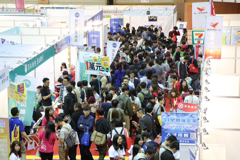 勞動部30日公布2024年初任人員薪資調查，去年新鮮人平均月薪新台幣3.7萬元。(圖：中央社)