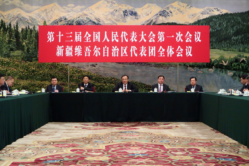中國第13屆全國人民代表大會第一次會議13日開放媒體記者採訪新疆維吾爾自治區團組會議。圖為會議現場。<br />(圖：中央社)