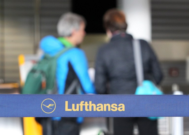 德國漢莎航空(Lufthansa)表示，這是大型航空公司第一次為疫情期間的安全飛行提供的解決方案，搭乘德航的旅客得事先在網站繳費，然後在登機前直接走進位於航廈旁的檢測中心，當天或隔天即可知道檢測結果，方便旅客飛抵目的地後出示。 (AFP)
