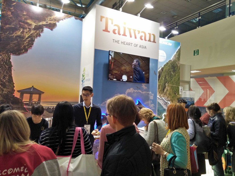 台灣多家旅行社赴莫斯科參加旅展，推廣台灣海灣旅遊。觀光局請來茶飲業者現場煮珍奶，讓俄民眾駐足嘗鮮，宣傳台灣觀光。<br />(圖：中央社)