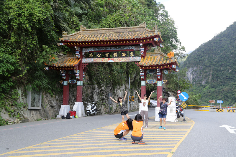 花蓮縣政府觀光處26日發布新聞稿表示，106年度花蓮縣觀光遊憩區遊客人數突破千萬人次，但扣除新納入統計的3個景點後，則呈衰退趨勢；以景點來看，太魯閣國家公園和東大門夜市逆勢成長。圖為太魯閣牌樓。（檔案照片）<br />(圖：中央社)