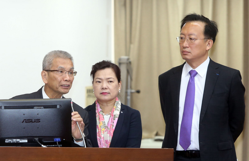 針對政府開發援助（ODA）計畫，外界質疑有遭援助國倒帳的風險，立法院財委會立委21日要求財政部長許虞哲（左起）、經濟部次長王美花與外交部次長吳志中對外清楚說明，並澄清坊間謠言。<br />(圖：中央社)