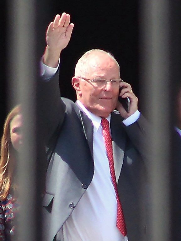 秘魯總統庫辛斯基(Pedro Pablo Kuczynski)21日宣布辭職後，離開總統府。(AFP)