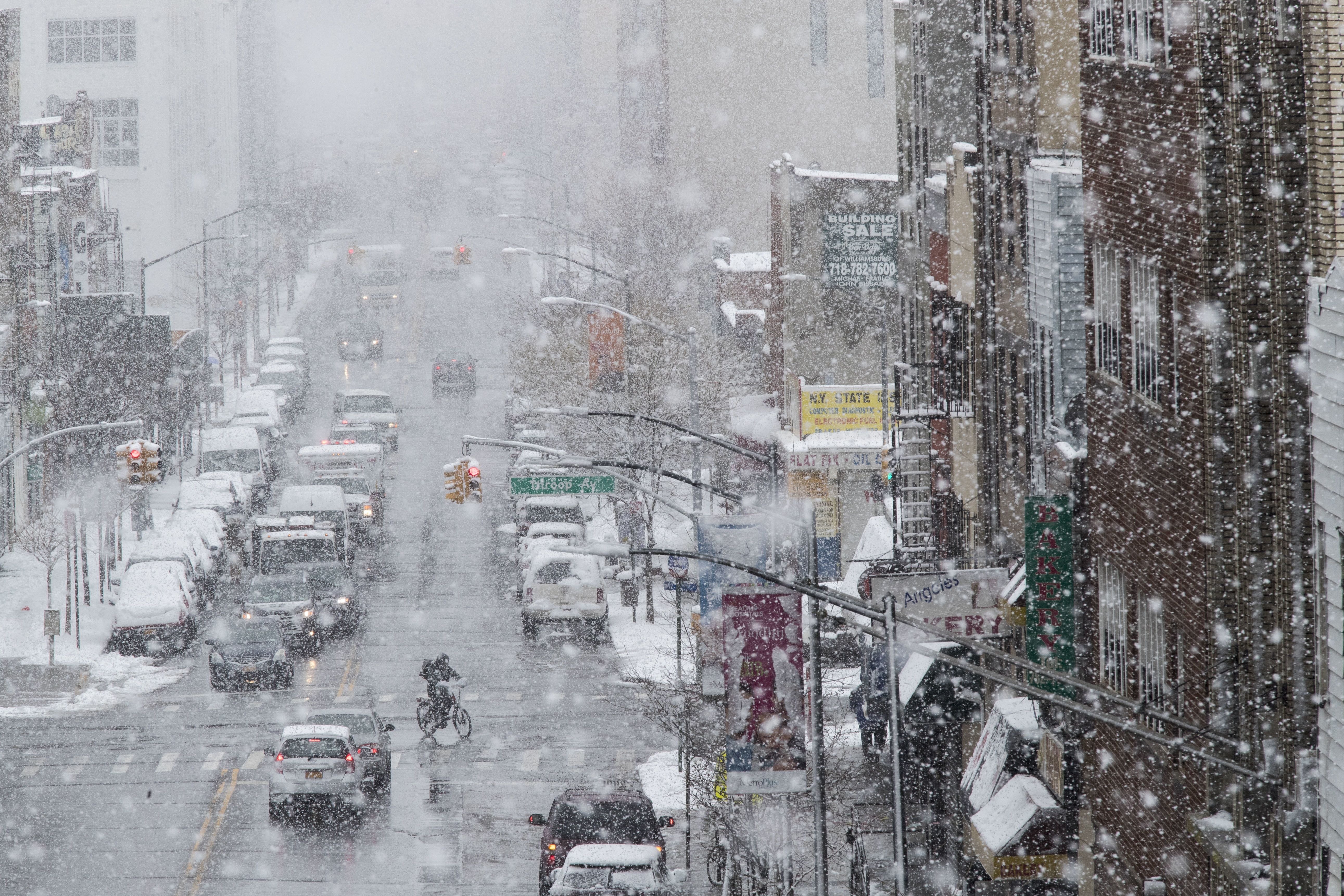 暴風雪籠罩， 紐約市交通大亂。(資料照片/AP/達志影像)