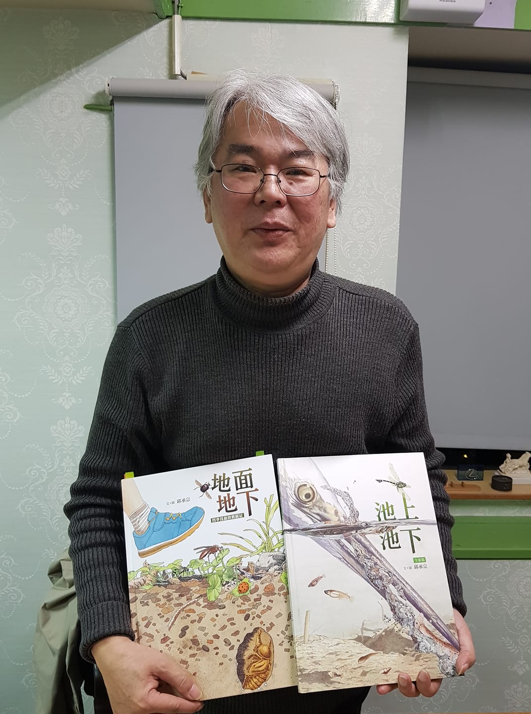 台灣知名生態科普繪本作家邱承宗，投入昆蟲、鳥類與大自然觀察長達20年至今，黑髮都變成了滿頭白髮，始終致力於將銳利眼睛觀察所見，用筆畫成科普繪本作品(江昭倫攝)