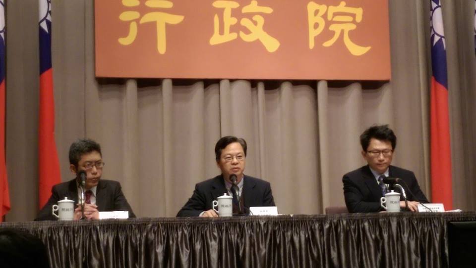 經濟部次長龔明鑫(中)。(王韋婷攝)