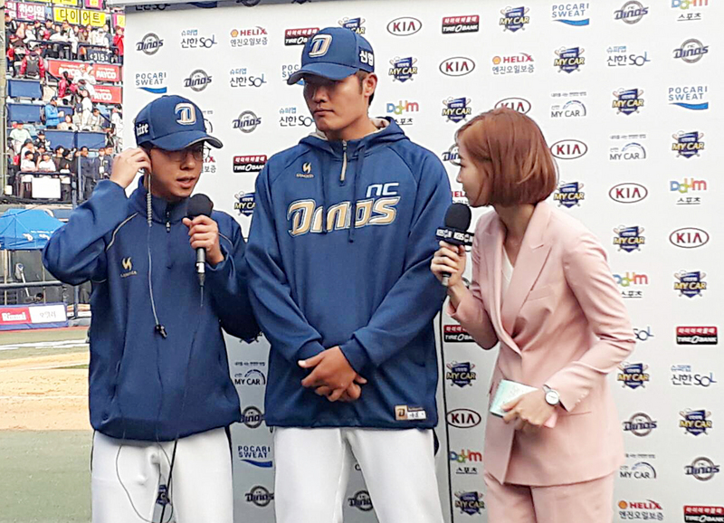 台灣左投王維中（中）24日在馬山球場韓國職棒開幕戰，身披NC恐龍隊戰袍先發，7局優質好投退場後，接受南韓KBS電視台專訪。<br />(圖：中央社)