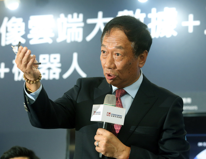 富士康集團創始人郭台銘今天(5日)表示，私營企業在中美貿易戰下仍可持續發展，未來富士康在中國大陸會繼續增加出口、擴大進口，也希望美企一起參與，創造更多合作空間。<br>（資料照片／中央社）