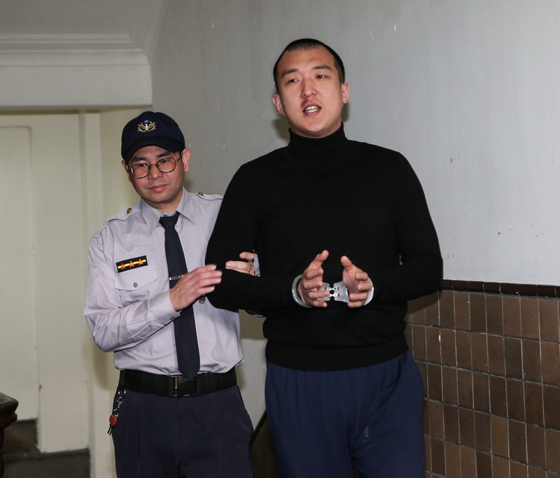 中國籍男子周泓旭(右)與新黨青年軍王炳忠、侯漢廷等人涉犯國家安全法案件，台北地方法院認定檢方舉證不足，日前判決無罪。台北地檢署17日表示，檢察官對原審判決全部提起上訴。(圖：中央社)