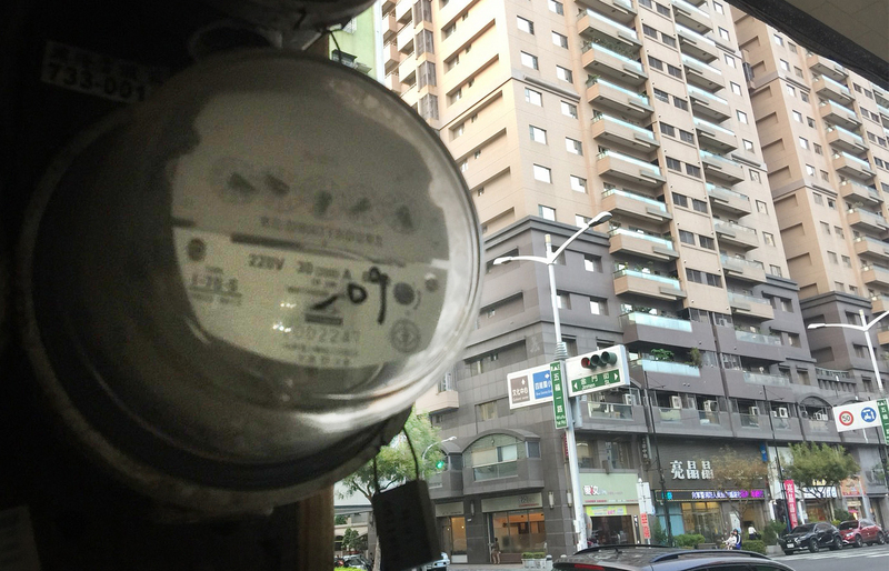 宅在家防疫 民進黨團籲夏月電價6月不實施(圖：中央社)