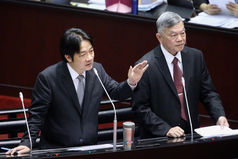 行政院長賴清德（左）27日在立法院對於美中貿易大戰議題表示，台灣要沉著因應，面對危機時也是轉變的契機；將傷害影響降到最低，希望從中得到助益；將再派員赴美溝通，說明台灣銷往美國的鋼鋁含多少中國原料。右為經濟部長沈榮津。<br />(圖：中央社)