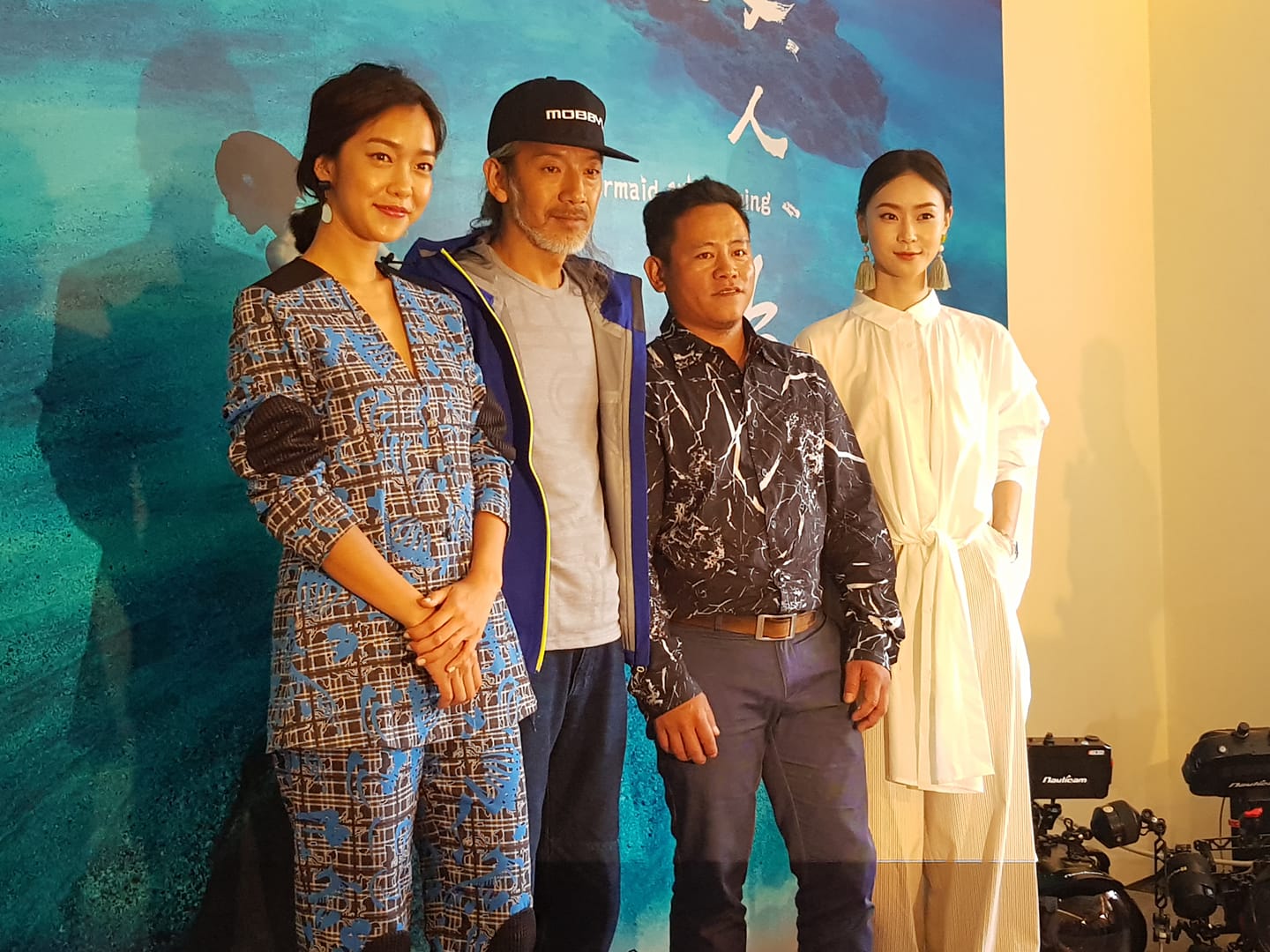 台灣首部水底攝影電視電影作品「海・人・魚」，由導演袁緒虎(左二)率領演員鍾瑶(右一)、李霈瑜(左一)與蔡拿威(右二)演出，4月7日在原住民電視台首播(江昭倫攝影)