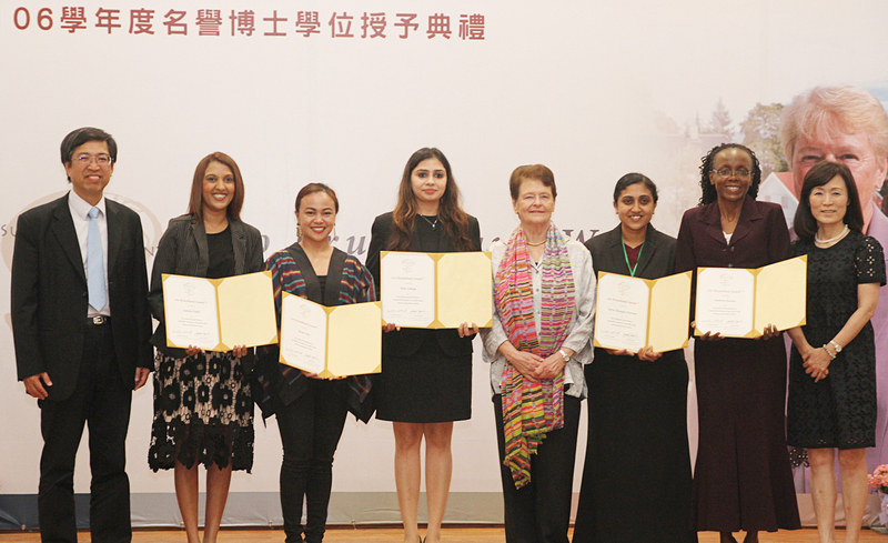 2018女性永續發展科學週系列活動，3日在台南成功大學舉行頒獎典禮及閉幕式，首屆唐獎永續發展獎得主、前挪威總理布倫特蘭（Gro Harlem Brundtland）（右4）親自頒獎表揚5名「格羅．布倫特蘭獎（Gro Brundtland Award）」獲獎