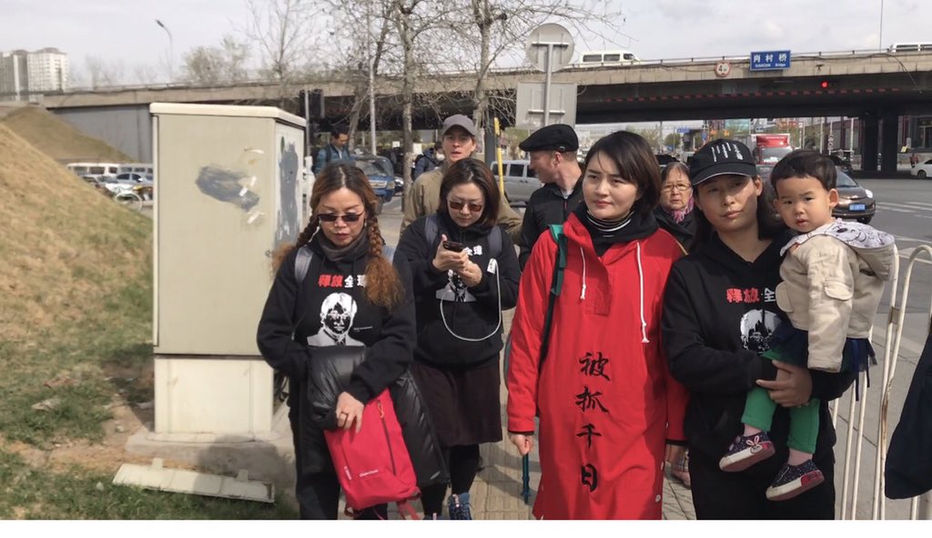 中國知名維權律師王全璋在2015年「709事件」被帶走後杳無音訊，至今已999天。他的妻子李文足與其他709家屬4日到最高人民法院再次試圖控告包括天津市第二中級人民法院在內的辦案機關。 (圖:推特)